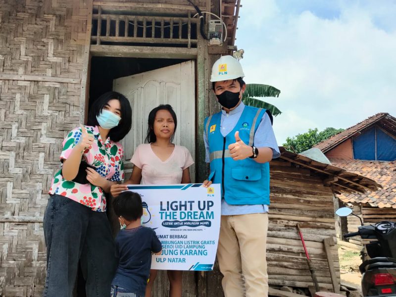 Light Up The Dream Wujudkan Mimpi Warga Kurang Mampu Miliki Listrik