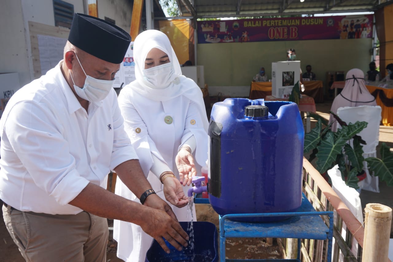 Pilkada Serentak 2020, Nanang dan Istri Nyoblos di TPS 001 Desa Way Galih