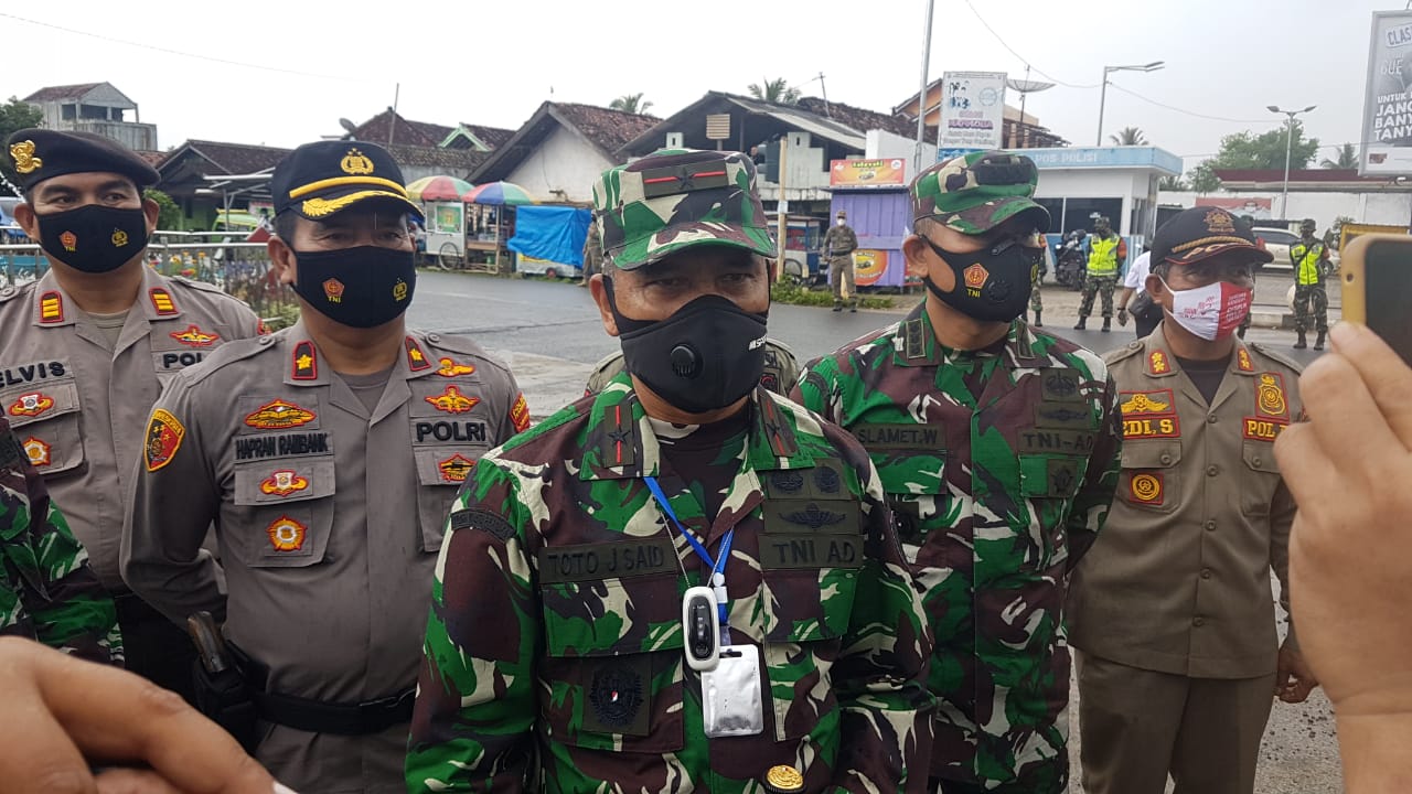 Danrem 043/Gatam Tinjau Pelaksanaan Operasi Yustisi Protkes Covid 19 di Pesawaran oleh Personil Kodim 0421/Lamsel