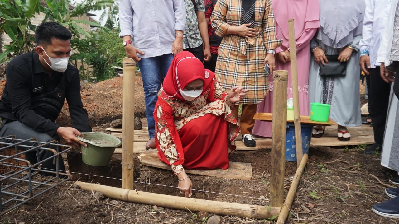 Winarni Letakkan Batu Pertama Pembangunan Gedung Pendidikan Alim Nur Rohman