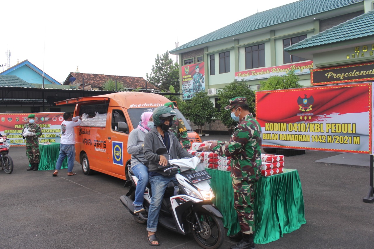 Takjil Dibagikan Oleh Keluarga Besar Kodim 0410/KBL