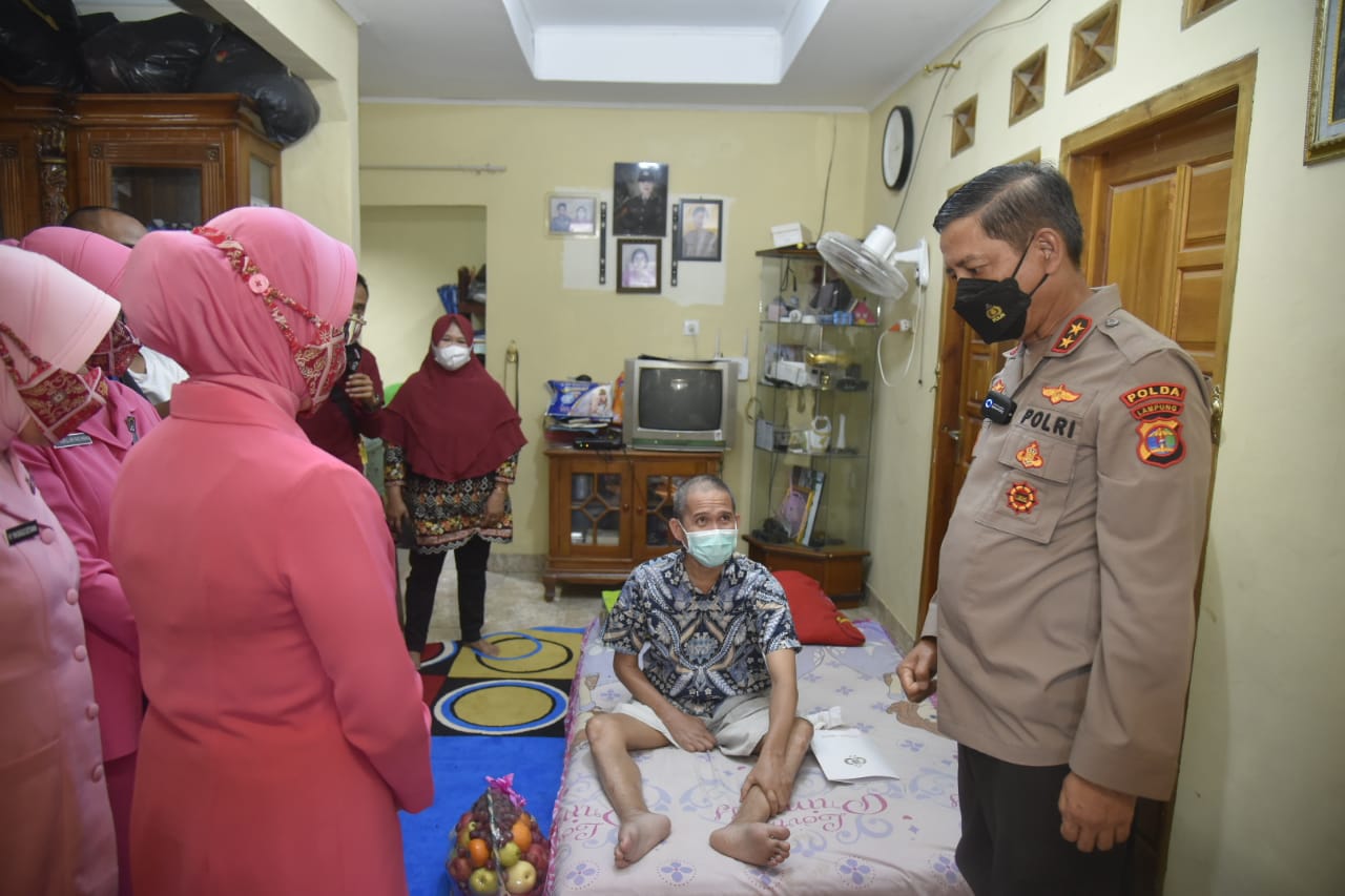 Kunjungi Anggotanya Yang Sakit, Kapolda Lampung : Saya Respek Dan Hormat