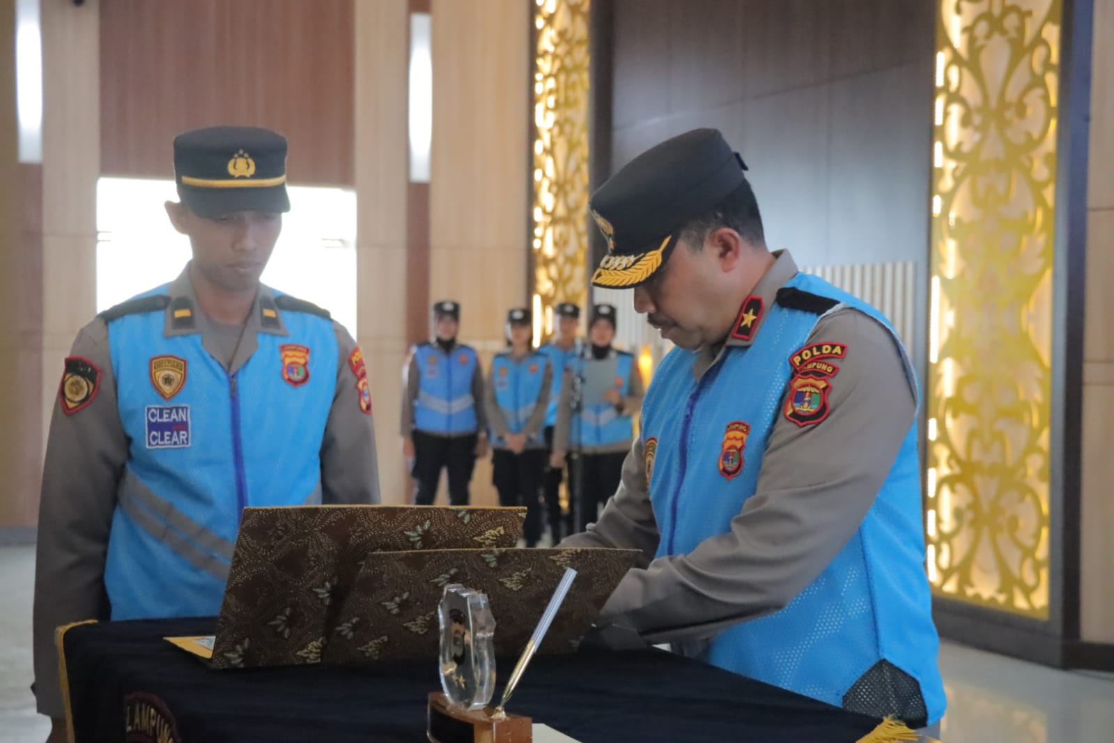 Wakapolda Lampung Pimpin pembacaan Sumpah dan Penandatanganan Pakta Integritas penerimaan Polri untuk Sekolah Inspektur Polisi Sumber Sarjana (SIPSS) T.A 2023