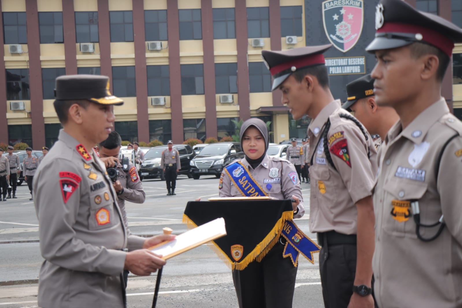 Kapolda Lampung Pimpin Upacara HUT Satpam Ke-42, Beri Penghargaan Pada Satpam Berprestasi