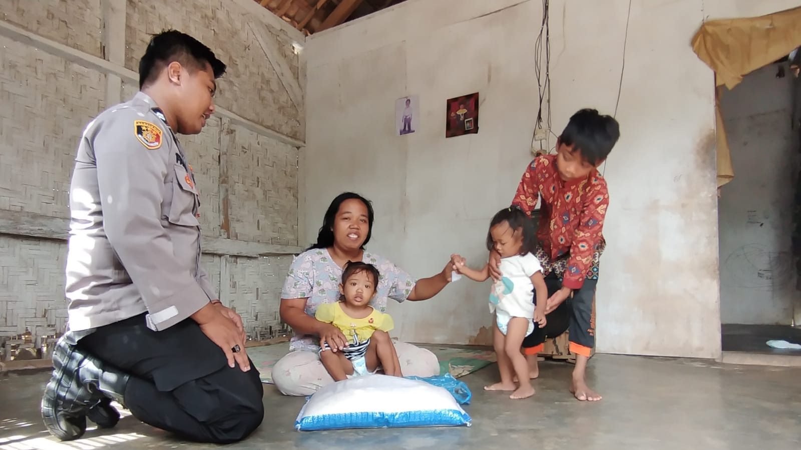 Polisi Penolong Masyarakat, Briptu Panca Sisihkan Rejeki Untuk Bantu Warga