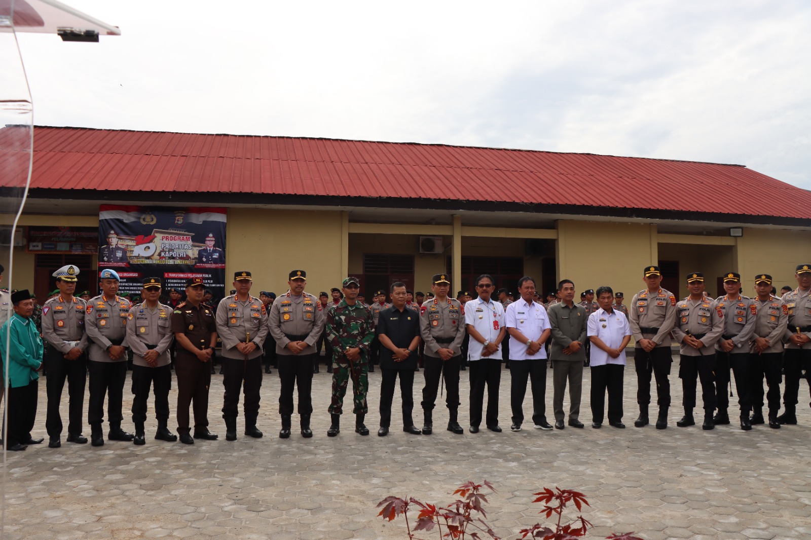 Kapolda Lampung Resmikan Kantor  Sementara Polres Pesisir Barat