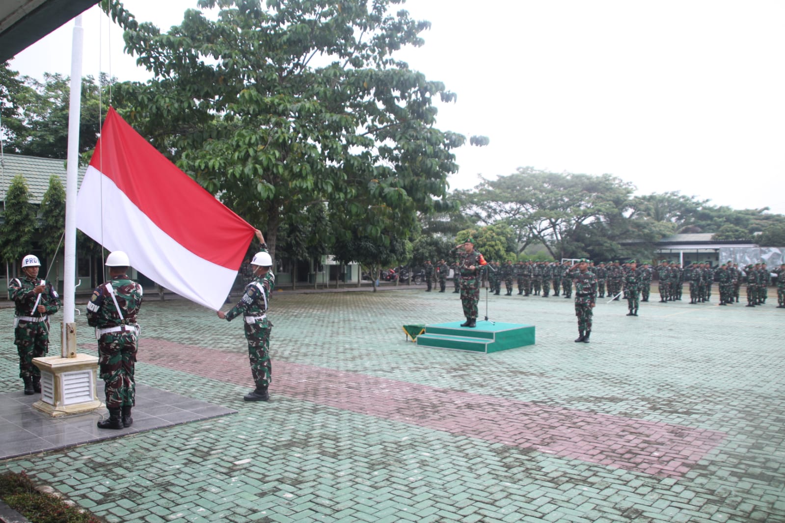 Kodim 0426 Tulang Bawang melaksanakan upacara bendera mingguan yang rutin digelar setiap hari Senin.