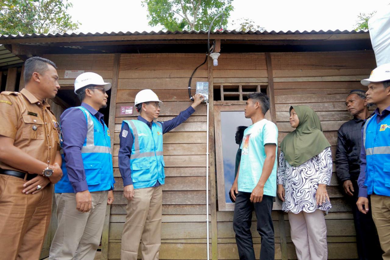 Bertahun-tahun Tak Bisa Nikmati Listrik, 3.024 Warga Dapat Bantuan Pasang Listrik dari Donasi Pegawai PLN