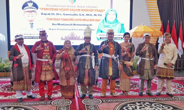 Pj. Gubernur Lampung Samsudin dan Istri Terima Gelar Adat Pangeran Sejati dan Pangeran Permaisuri dari MPAL