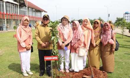 Jaga Keseimbangan Lingkungan, Pj. Gubernur Lampung Tanam Pohon di Ruas Tol Bakauheni-Terbanggi Besar