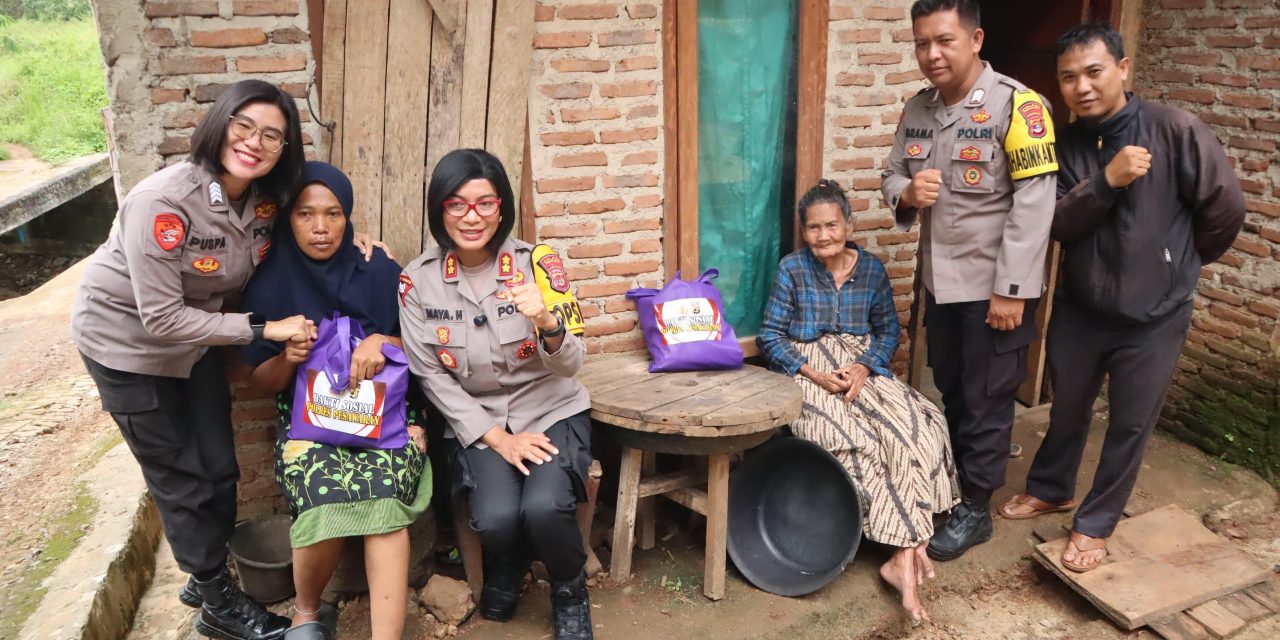 Polri Untuk Masyarakat, Kapolres Pesawaran Bagikan Sembako Kepada Warga Kurang Mampu secara Door to door