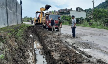 Terjunkan Alat Berat, Pemkot Bersihkan Material Yang Tertinggal dan memastikan pemulihan berjalan cepat.  Di Lokasi Bencana