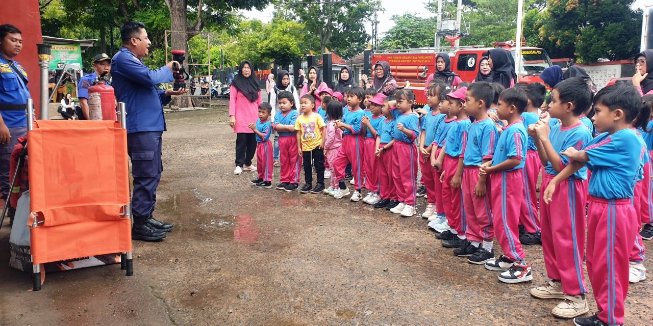 Puluhan Murid TK Negeri Pembina Kalianda Belajar Jadi Petugas Damkar