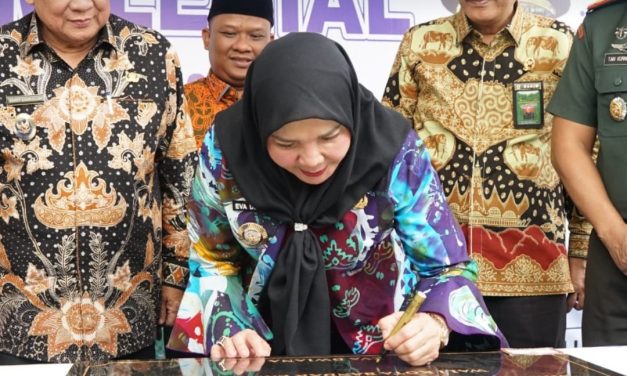 Peresmian Jembatan Penyeberangan Orang (JPO) Siger Milenial di Halaman Masjid Agung Al-Furqon