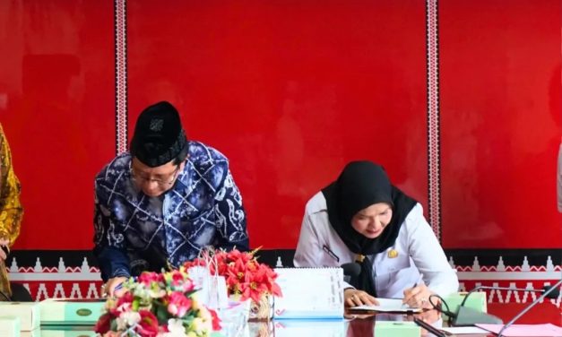 Wali Kota Bandar Lampung, Hj. Eva Dwiana Menghadiri Acara Penyaluran Donasi Paket Sembako dan Alat Sanitasi serta Penandatanganan Kerjasama (MoU) dengan Universitas Islam Negeri Raden Intan Lampung (UIN RIL)