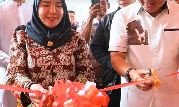 Walikota Bandar Lampung Hj. Eva Dwiana Menghadiri Acara Peresmian Almaz Fried Chicken Cabang Diponegoro