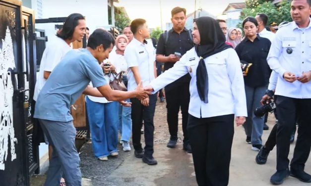 Wali Kota Bandar Lampung, Hj. Eva Dwiana Meninjau dan Memberikan Bantuan kepada Warga Yang Terdampak Musibah Puting Beliung di Jalan Swadaya 4, Kelurahan Gunung Terang, Kecamatan Gunung Terang