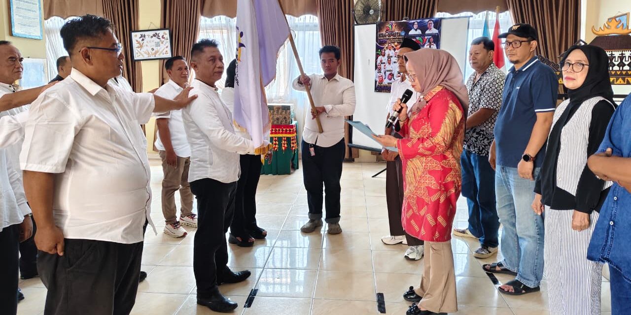 Kepala Sekolah SMP Negeri 5 Bandar Lampung Marlena, M. Pd Lantik Ketua Umum dan Pengurus IKBA-SP45TA